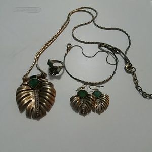 EUC Chloe & Isabel Green & Gold Palm Leaf Set